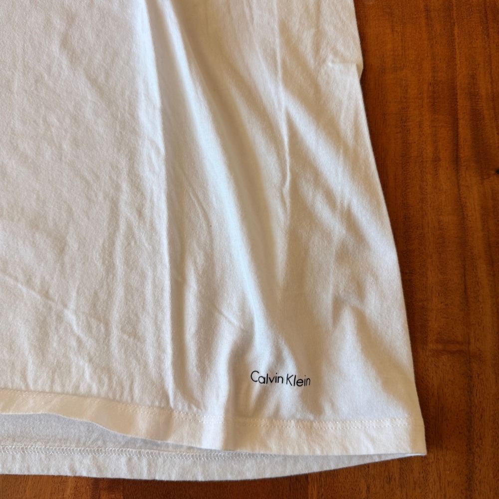 Calvin Klein Men's White V-Neck Classic Fit Short Sleeve T-Shirt Size XL - Picture 2 of 4